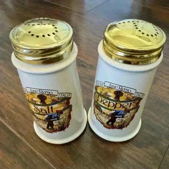 Salt and pepper shakers - Picture 1 of 7